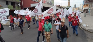 Marcha ciudadana en rechazo al contrato minero llega a la Asamblea Nacional
