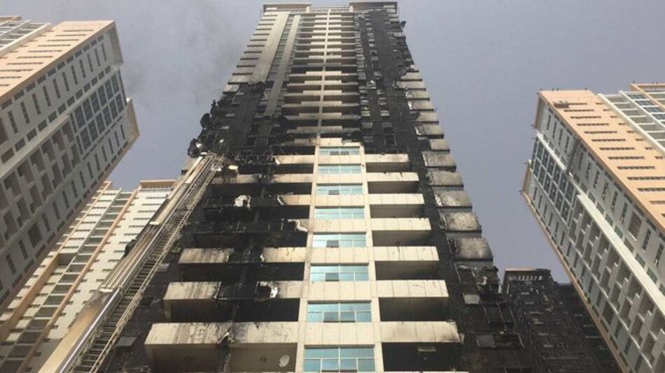 Apagan incendio en rascacielos en los Emiratos Árabes Unidos