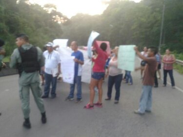 Reclaman servicio de agua en Arraiján; bloquean la Interamericana