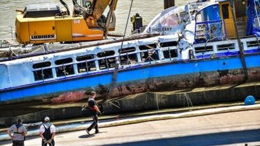 Los socorristas sacan del agua el barco que naufragó en Hungría