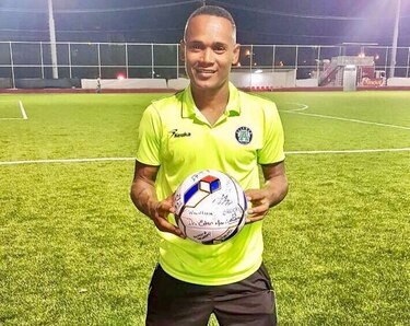 Multan al jugador Bombo Medina por llevarse el balón con el que marcó tres goles