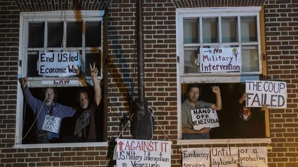 Activistas que ocupan embajada de Venezuela en Washington aguardan entrada de la policía