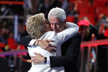 Clinton promete gobernar con mano firme en mundo peligroso