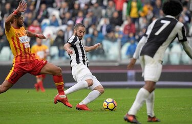 Higuaín y Cuadrado devuelven tranquilidad a Juventus