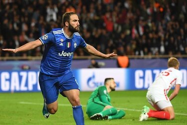 La conexión Alves-Higuaín destroza al Mónaco