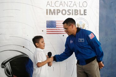 El astronauta Frank Rubio invita a la niñez de El Salvador a realizar sus ‘grandes sueños’