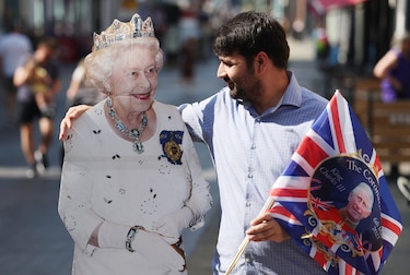 Carlos III recuerda ‘con gran cariño’ a su madre, Isabel II, un año después de su muerte