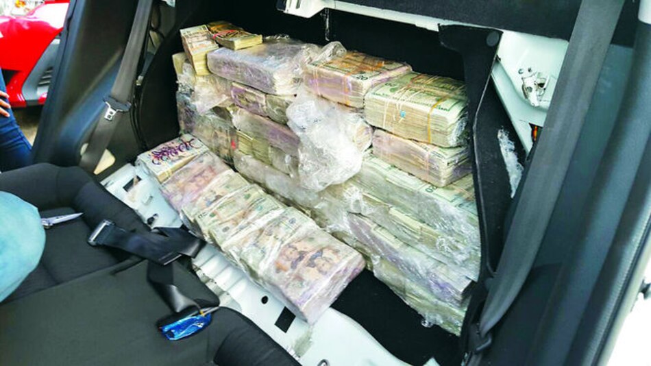 Capturan a dos con más de $856 mil