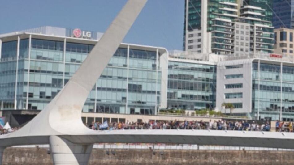 Peso argentino sigue en alza por altas tasas del banco