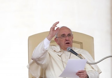 Papa insta a 'redistribución legítima' de riqueza