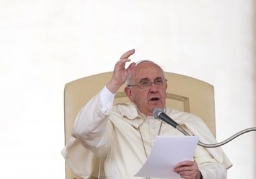 Papa insta a 'redistribución legítima' de riqueza