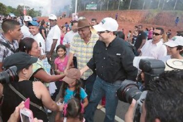 Arias se promueve en desfile municipal