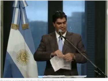 Jefe de Gabinete argentino rompe páginas de 'Clarín' ante medios de prensa