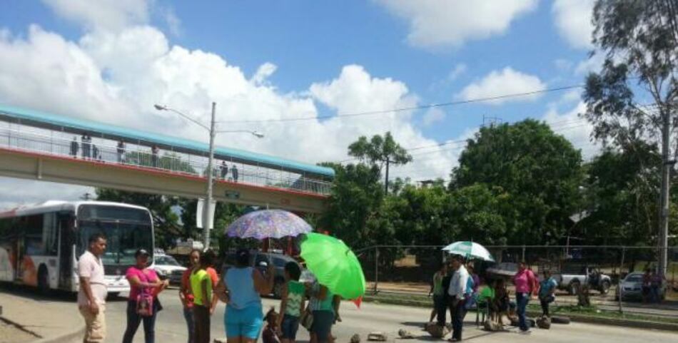 Cierran vía en Felipillo, exigen que docentes levanten paro