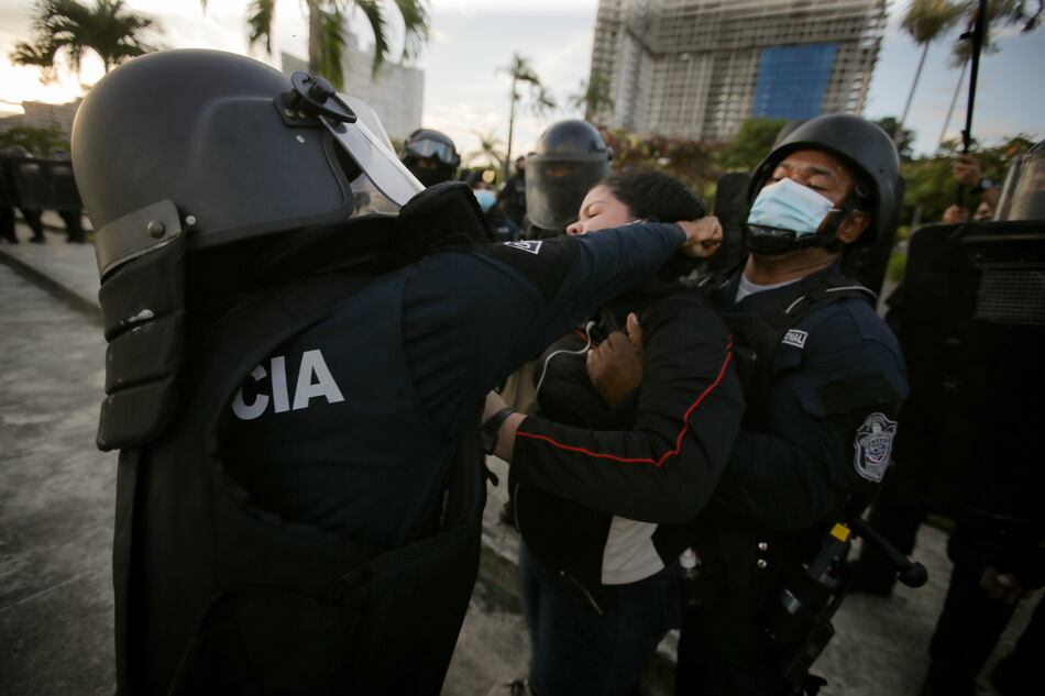 Repudian agresión de una subteniente contra manifestante universitaria; jóvenes se presentan ante un juez de paz