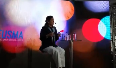 Ana Matilde Gómez presenta propuestas a estudiantes universitarios