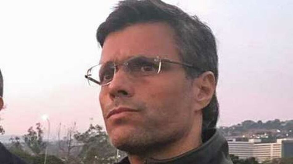 Leopoldo López deja Embajada de Chile en Caracas, informa el canciller