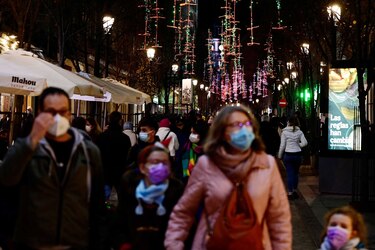 Los españoles reciben entre resignación y aprobación las mascarillas al aire libre