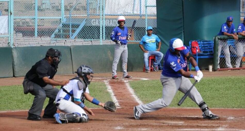 Panamá sufre para vencer a El Salvador; le expulsan a 10 jugadores