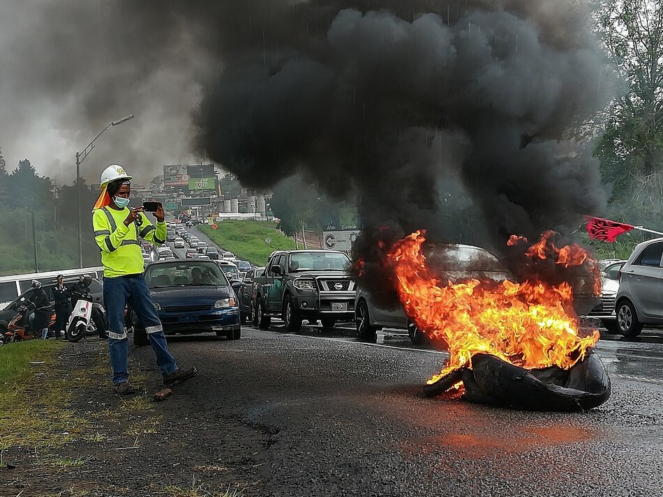 Ejecutivo anuncia un plan de austeridad; protestas siguen