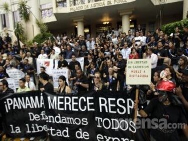 Periodistas celebran su día y denuncian ataques a su profesión