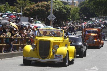 Cerca de 300 autos antiguos llenan de recuerdos y nostalgia las calles de Medellín