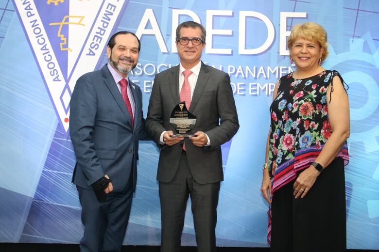 Juan Octavio Díaz es reconocido por Apede como ejecutivo del año