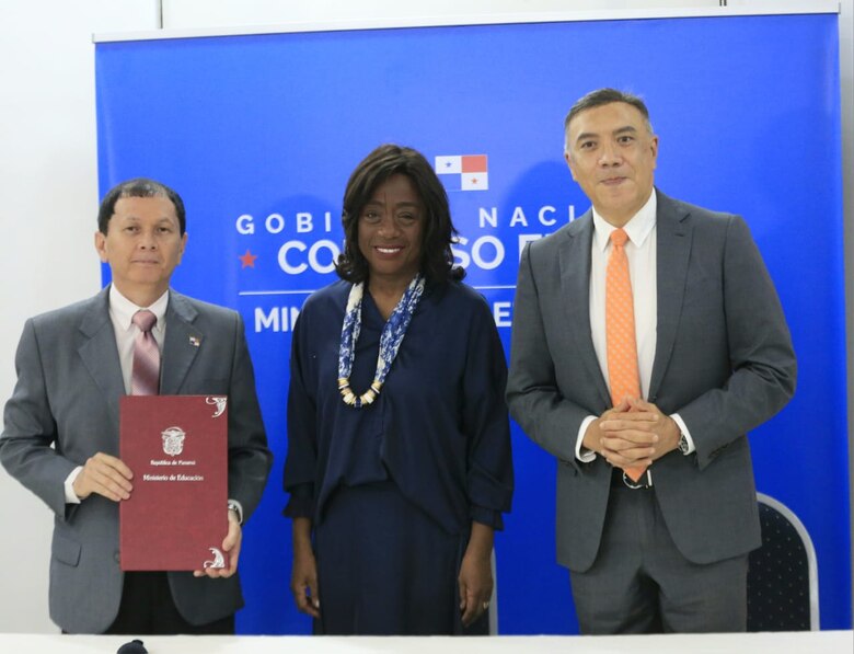 Meduca firma contrato millonario para internet de alta velocidad a más de 3,000 escuelas