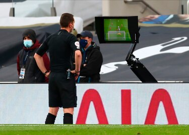 El presidente de árbitros de la UEFA anticipa cambios en el VAR