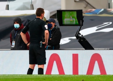 El presidente de árbitros de la UEFA anticipa cambios en el VAR