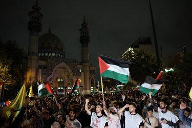Miles de iraníes protestan en diversas ciudades y claman venganza por la muerte de Hasán Nasrala