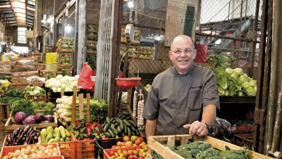 El chef panameño Charlie Collins rescata recetas del olvido