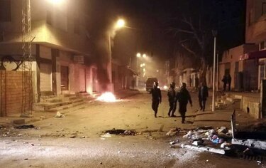 Enfrentamientos entre policías y manifestantes tras la inmolación de un periodista en Túnez