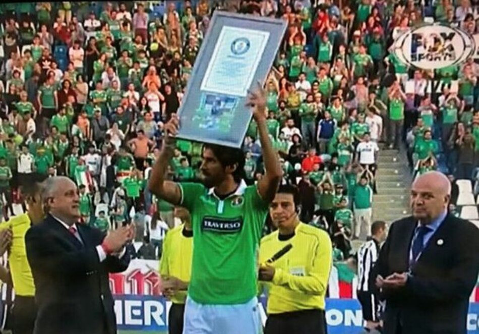 Loco Abreu recibe premio Guinness por jugar para 26 clubes