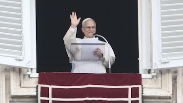 El papa León XIV hace su primera aparición pública tras ser operado por un cáncer de pulmón
