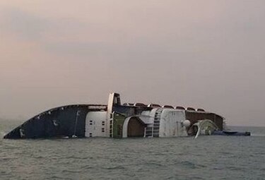 Videos: Se hunde el crucero Ocean Dream en Tailandia