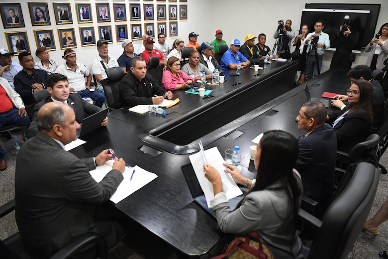 Ejecutivo no da marcha atrás con reemplazo a docentes en paro: ‘No habrá pago retroactivo’ dice Mulino