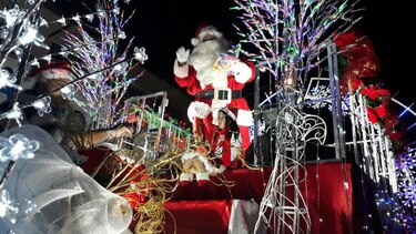 Colorido desfile de Navidad en Chitré