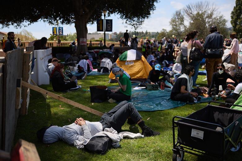 Despliegue policial en la Universidad de Los Ángeles tras los altercados de manifestantes