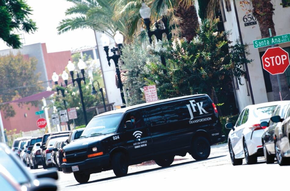 Niños sin internet en California se conectan al ‘wifi sobre ruedas’ 