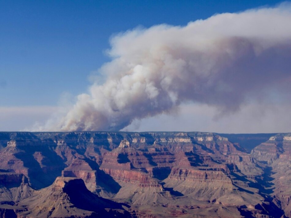 Incendio forestal avanza en el Gran Cañón y arrasa monumento histórico de Estados Unidos
