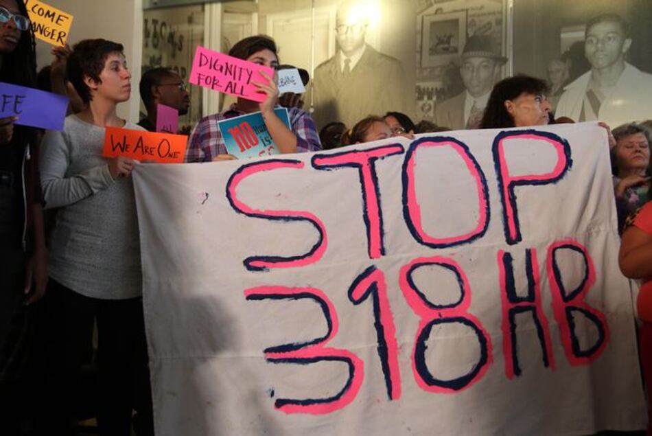 México expresa preocupación por ley que prohíbe matrícula mexicana en EU