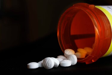Juez libera de culpa a distribuidoras de opioides en Estados Unidos