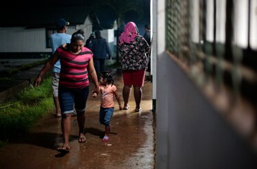 Tormenta Bonnie deja un muerto y daños al pasar cerca de El Salvador