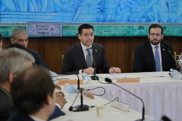 Subcomisión negociará con laboratorios una reducción a largo plazo del 30% en el precio de medicamentos