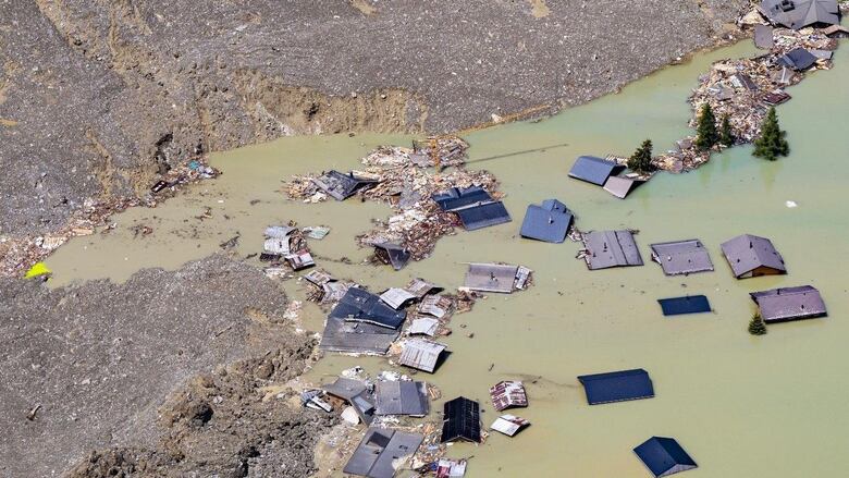 Cómo el derretimiento de los glaciares amenaza la idílica vida en los Alpes que define a Suiza