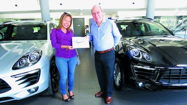 Panameña gana viaje a fábrica y museo Porsche