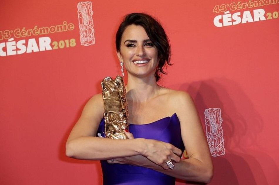 Penélope Cruz recibe el César de Honor de manos de Pedro Almodóvar