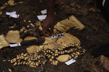 Descubren piezas de oro y cerámicas de la época prehispánica en el parque arqueológico El Caño