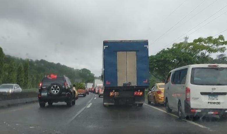 Siguen protestas y cierres de vías en la provincia de Colón, se registran enfrentamientos en Sabanitas